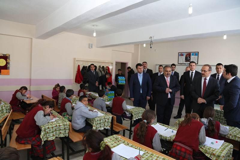 Muş Valisi Suriyeli öğrencileri ziyaret etti Muş Valisi Suriyeli öğrencileri ziyaret etti